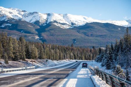 Estrada e montanha nevada na rodovia Trans-Canadá