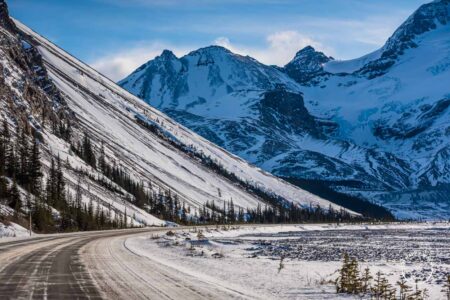 Estrada no caminho entre Calgary e Jasper, na rodovia Trans-Canadá.