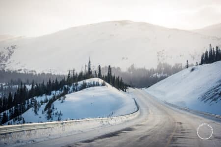 Estrada e montanha coberta de neve no caminho entre Calgary e Jasper, na rodovia Trans-Canadá.