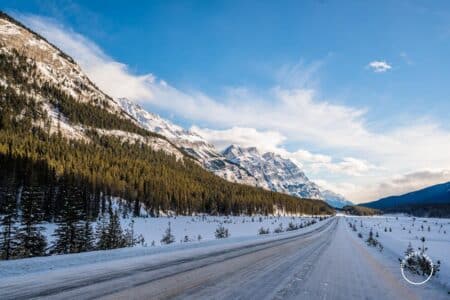 Estrada e montanhas no caminho entre Calgary e Jasper, na rodovia Trans-Canadá.