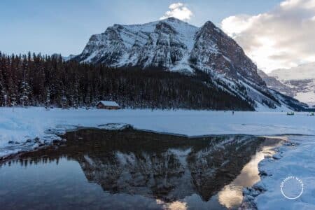 Fairview Mountain refletida na água em Banff, Canadá.