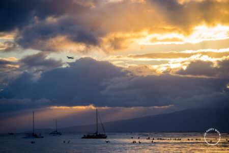 Dica de fotografia: Avião, barcos e surfistas no pôr do sol em Waikiki, Honolulu, Havaí.