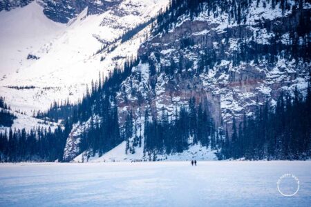 Lago Louise congelado em Banff, Canadá