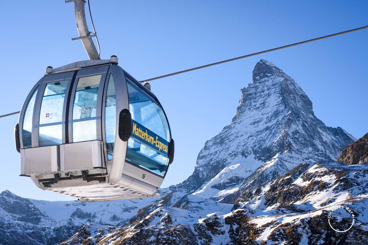 Teleférico Matterhorn Express em frente ao monte Matterhorn, Suíça.