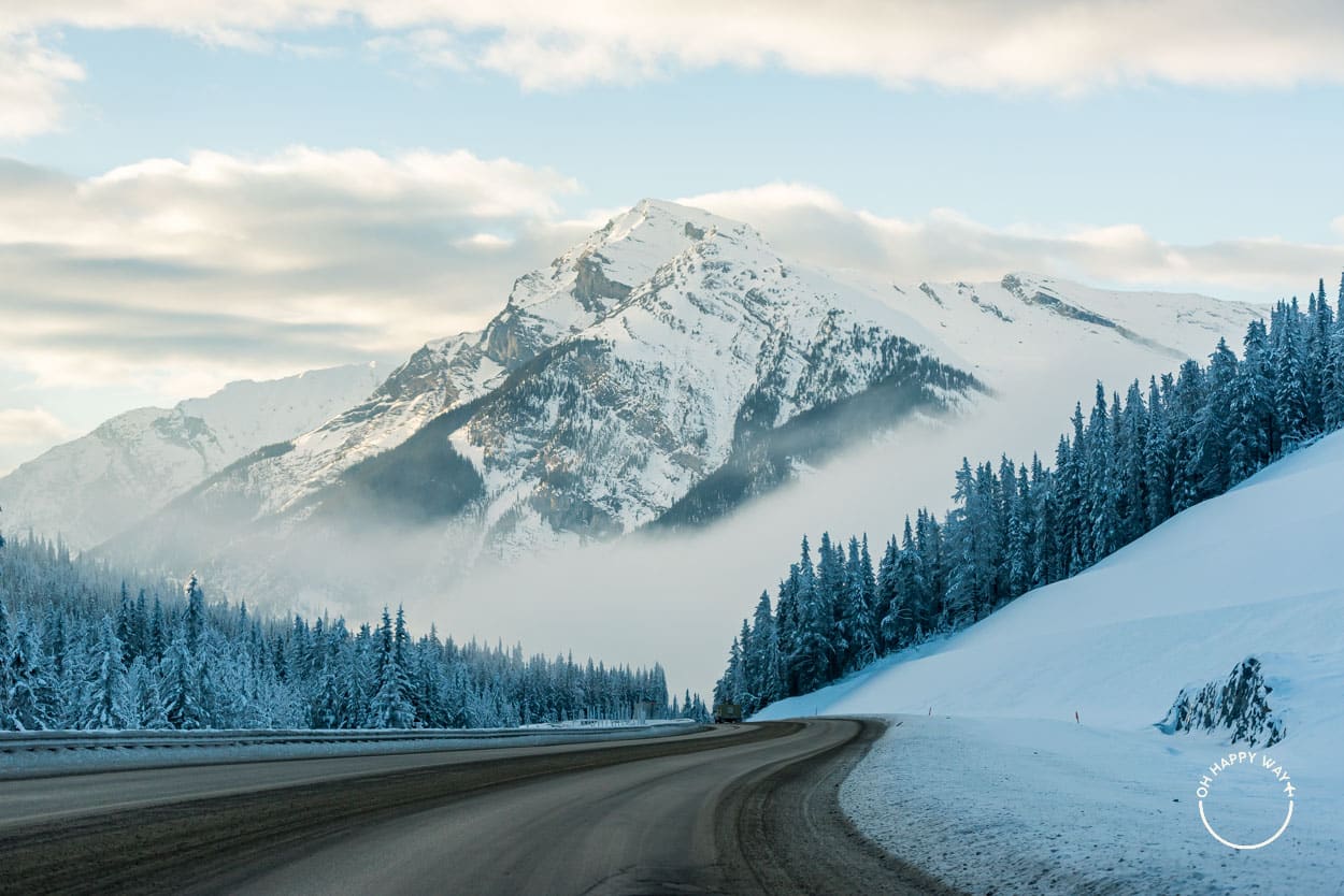 Estrada e montanha nevada na rodovia Trans-Canadá