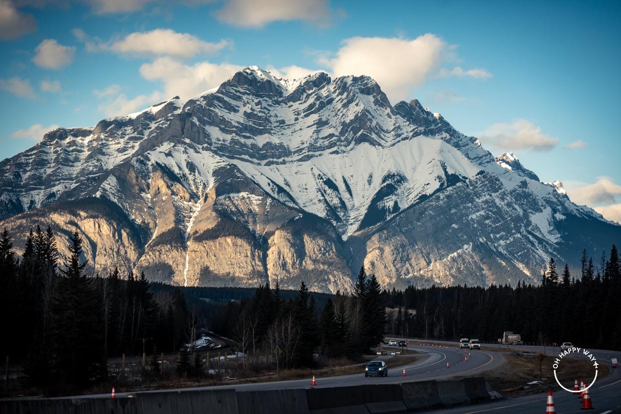 Montanha vista da rodovia Trans-Canadá, entre Calgary e Jasper.
