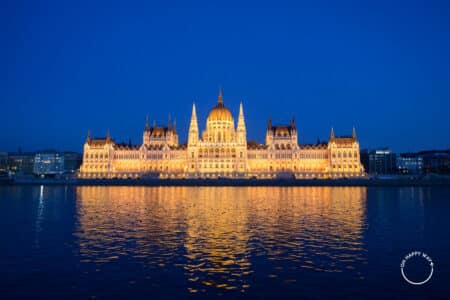 Dica de fotografia: Parlamento de Budapeste à noite refletido no Rio Danúbio
