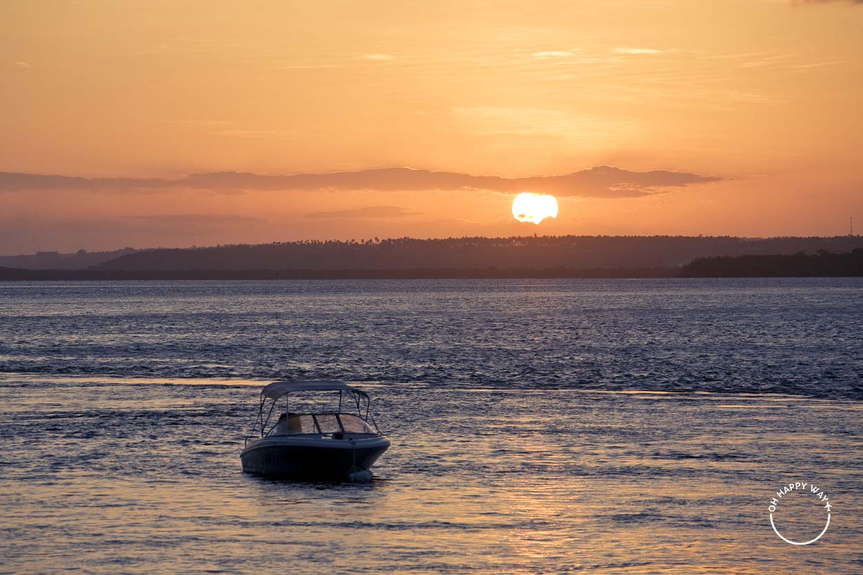 Barco e pôr do sol em Pipa, no Rio Grande do Norte.
