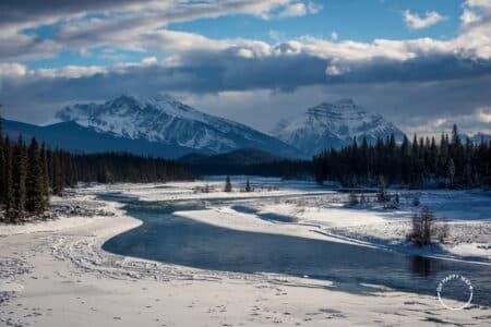 Rio Athabasca próximo a Jasper, Alberta, Canadá.