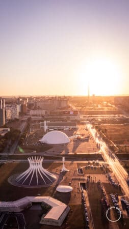Imagem aérea da Esplanada dos Ministérios em Brasília durante o pôr do sol