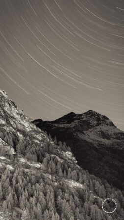 Longa exposição de montanha e estrelas vistas em Zermatt, Suíça.