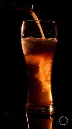 Foto de um copo de cerveja
