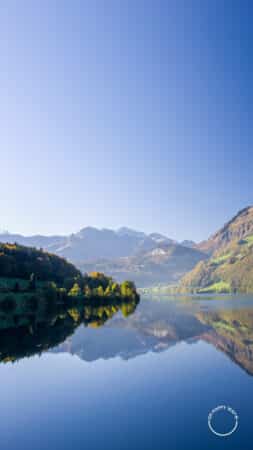 Lago Lungern refletindo montanha na Suíça