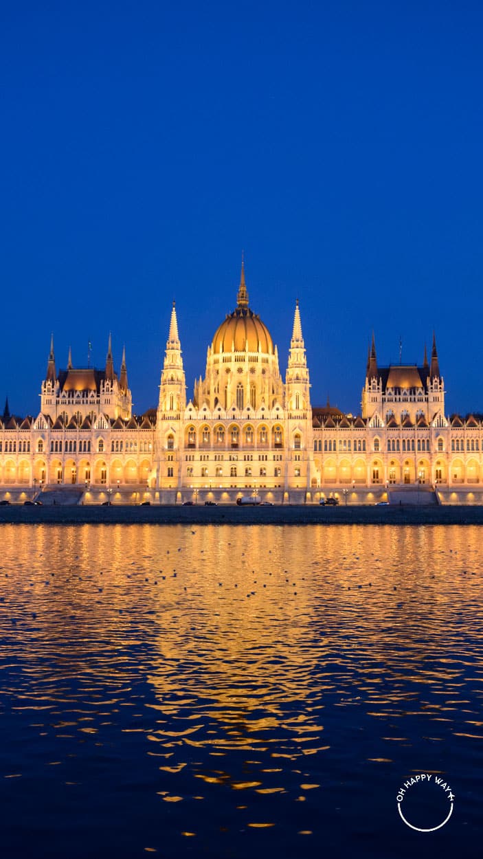 Parlamento de Budapeste à noite refletido no Rio Danúbio