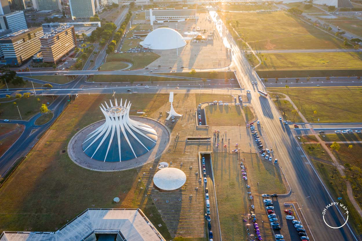 Catedral e Eixo Monumental em Brasília.