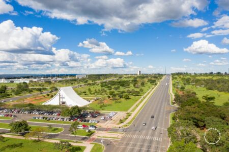 Eixo Monumental e Catedral Rainha da Paz, em Brasília.