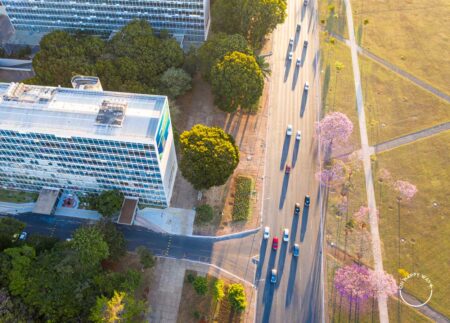 Fotos aéreas de Brasília: carros no Eixo Monumental