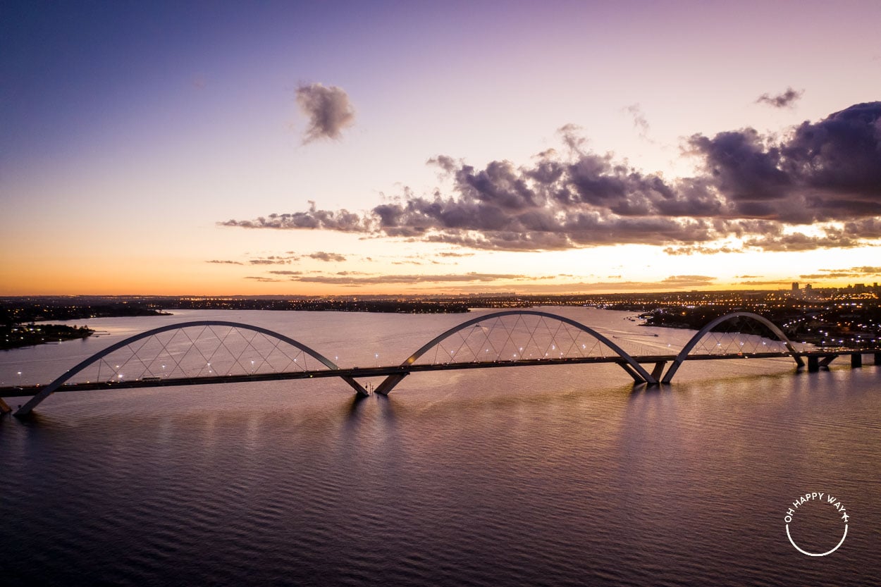 Ponte JK logo após o pôr do sol, em Brasília.