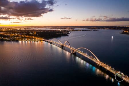 Fotos aéreas de Brasília: Ponte JK logo após o pôr do sol