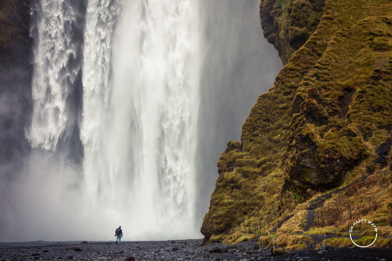 Marcos caminhando em direção à cachoeira Skogafoss, na Islândia