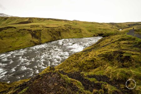 Rio que desemboca na cachoeira Skogafoss, na Islândia