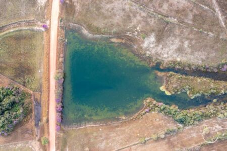 Fotos da Chapada dos Veadeiros: Vista aérea de uma estrada e lagoa em Alto Paraíso de Goiás.