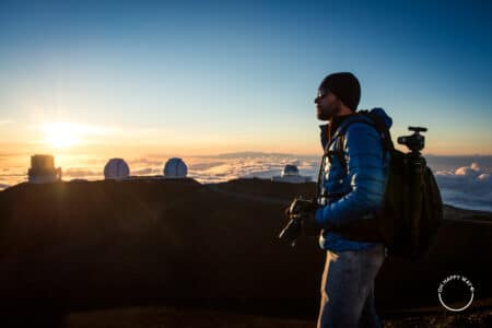 o que fazer no hawaii: Marcos no vulcão Mauna Kea com observatórios ao fundo.