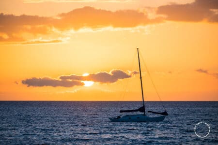 o que fazer no Hawaii: Barco navegando na costa de Maui durante o pôr do sol
