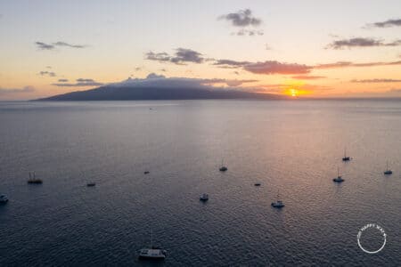 o que fazer no Hawaii: Vista aérea de barcos durante o pôr do sol na costa de Maui, no Havaí.
