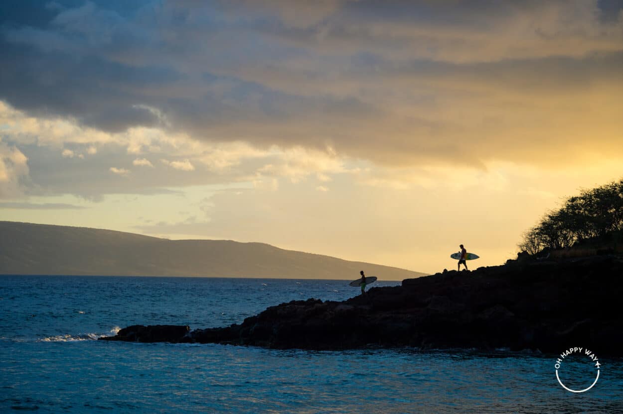 o que fazer no Hawaii: Surfistas na praia de Makena.
