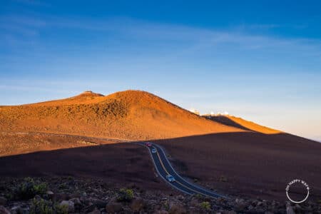 o que fazer no Hawaii: Carros no vulcão Haleakala logo após o nascer do sol.