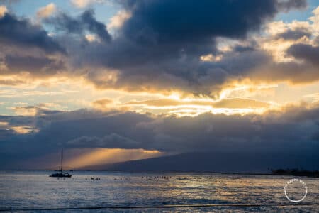 o que fazer no Hawaii: Surfistas e barco em na praia de Waikiki durante o pôr do sol. Honolulu, Havaí.