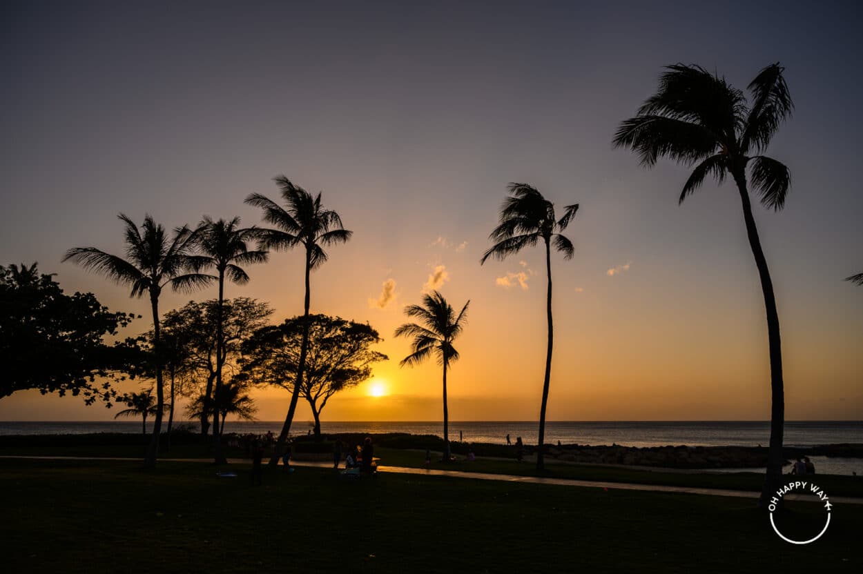 Pôr do sol na praia de Ko'Olina em Oahu, Havaí.