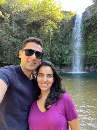 Bruna e Marcos em frente à cachoeira