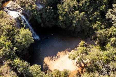 Vista aérea da cachoeira do Abade, dentro da Reserva do Abade, em Pirenópolis
