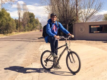Marcos andando de bicicleta em Mendoza