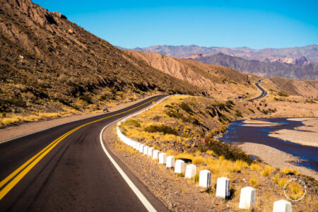 O que fazer em Mendoza: Estrada do caminho entre Mendoza e o monte Aconcágua.