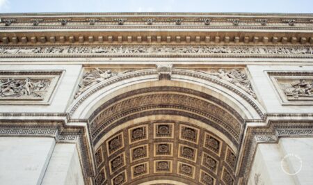 Detalhe da fachada do Arco do Triunfo, em Paris.