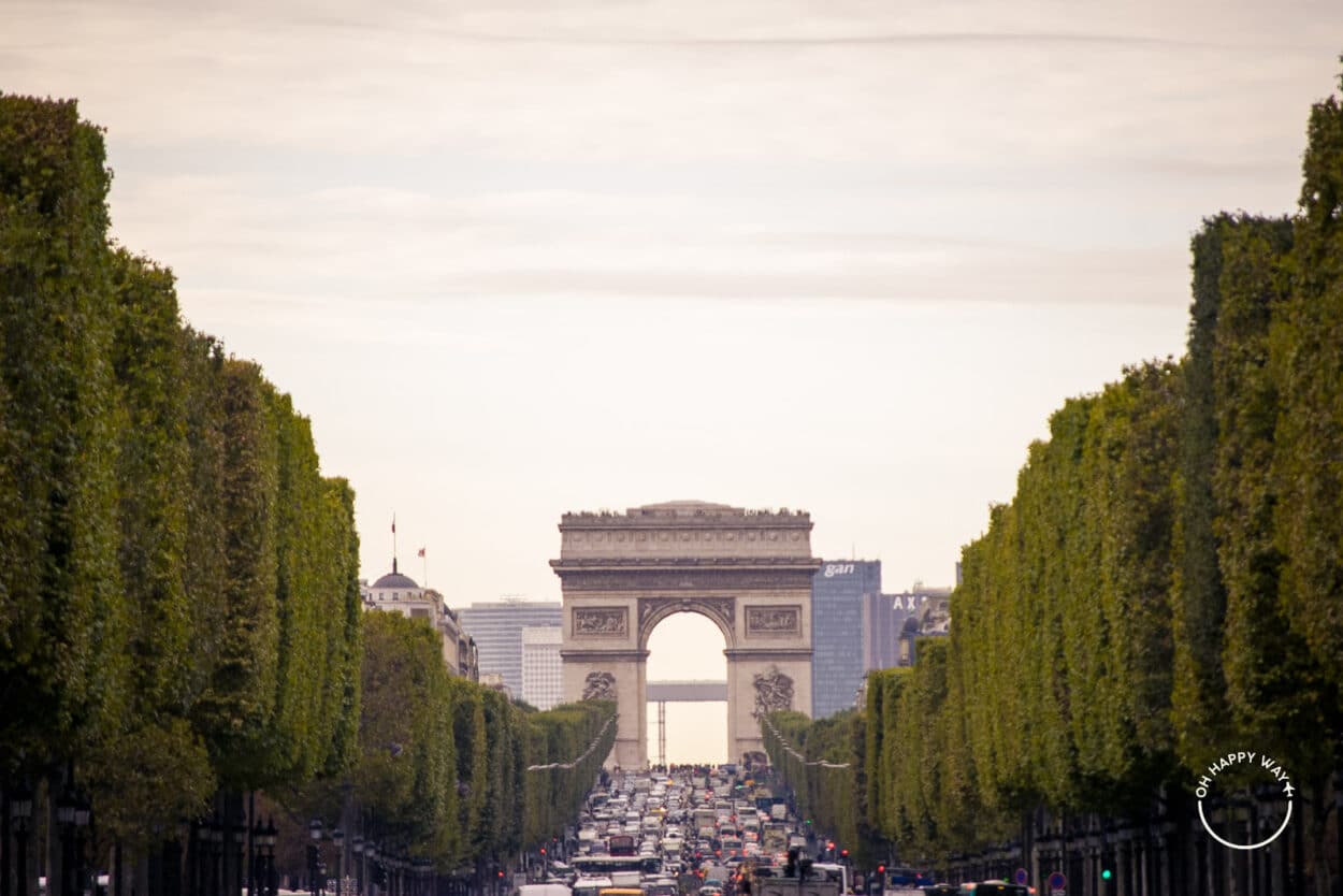 Arco do Triunfo visto da Champs-Élysées, em Paris.