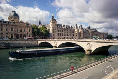 Barco passando pela Pont Au Change em Paris