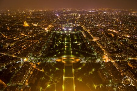 Fotos de Paris: Campo de Marte e a cidade à noite, vistos da Torre Eiffel.