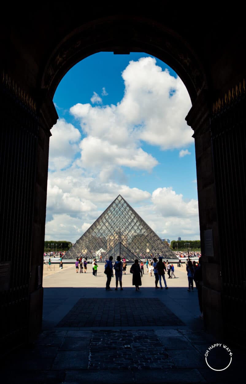 Moldura em torno da Pirâmide do Museu do Louvre, em Paris.