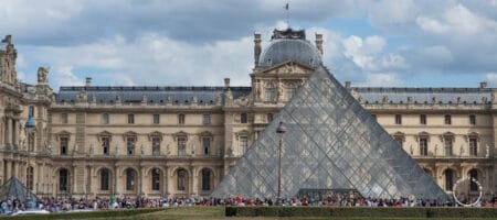 Pirâmide e prédio do Museu do Louvre, em Paris.
