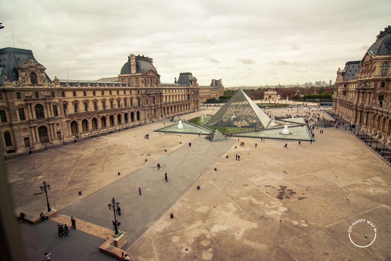 Vista externa do Museu do Louvre, em Paris.