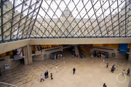 Vista interna da Pirâmide do Museu do Louvre, em Paris.