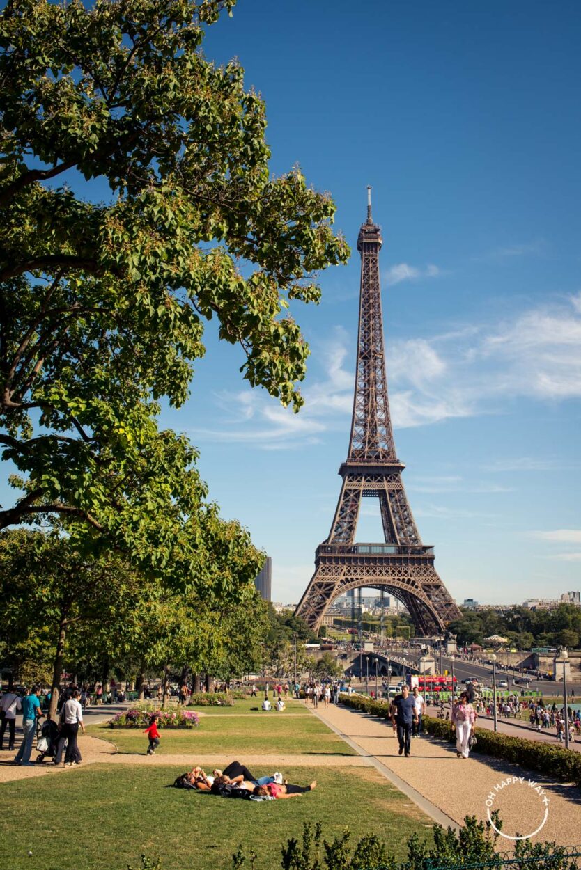Várias pessoas e a Torre Eiffel
