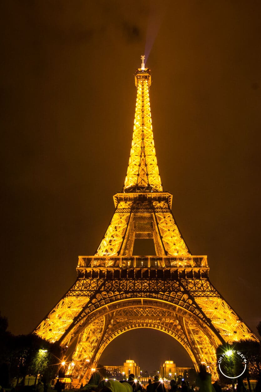 Torre Eiffel iluminada à noite.