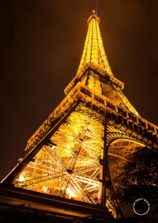 Fotos de Paris: Torre Eiffel iluminada à noite.