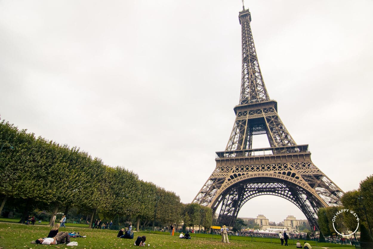 Torre Eiffel vista do Campo de Marte, em Paris.