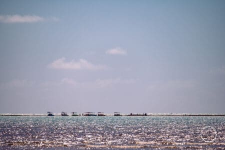 Silhuetas de barcos na crôa de São Bento.